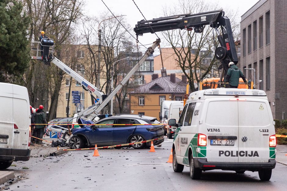 Vilniuje neblaivaus vairuotojo „Volkswagen“ rėžėsi į stulpą: keleivis – ligoninėje