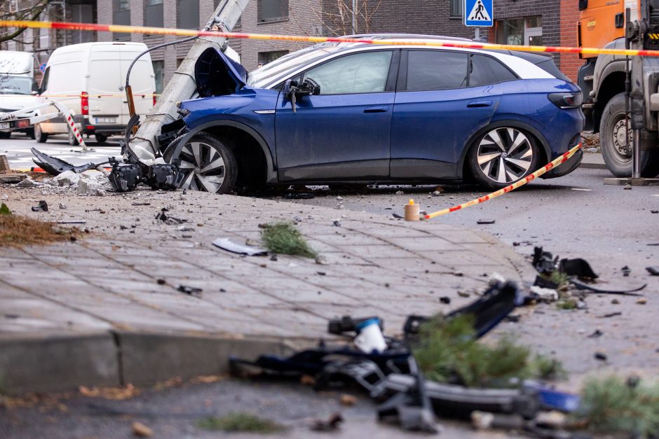 Vilniuje neblaivaus vairuotojo „Volkswagen“ rėžėsi į stulpą: keleivis – ligoninėje