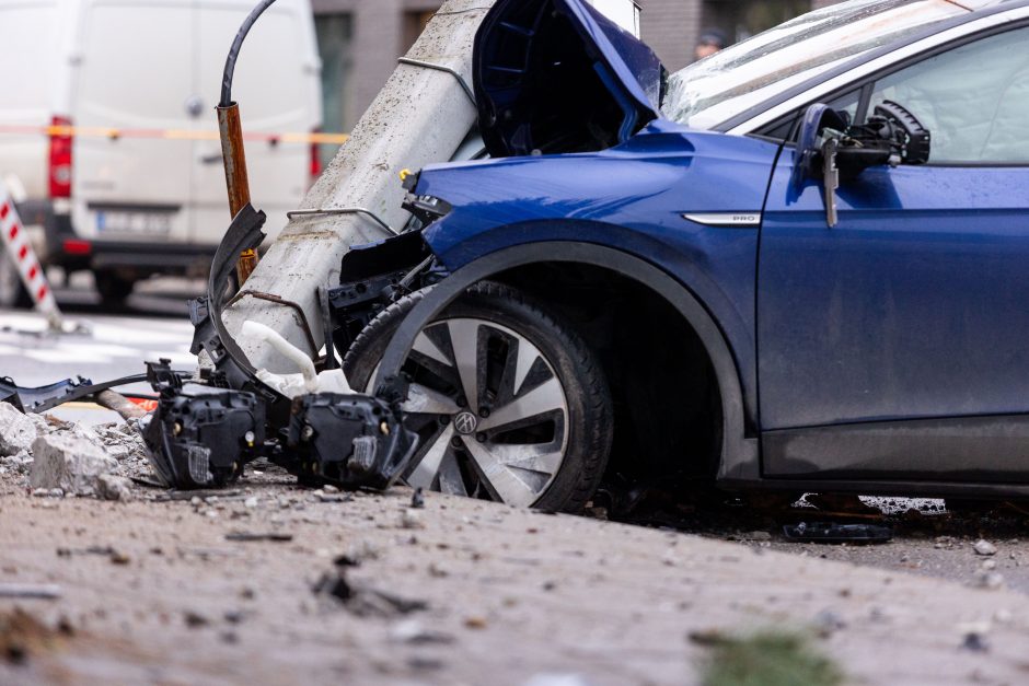 Vilniuje neblaivaus vairuotojo „Volkswagen“ rėžėsi į stulpą: keleivis – ligoninėje