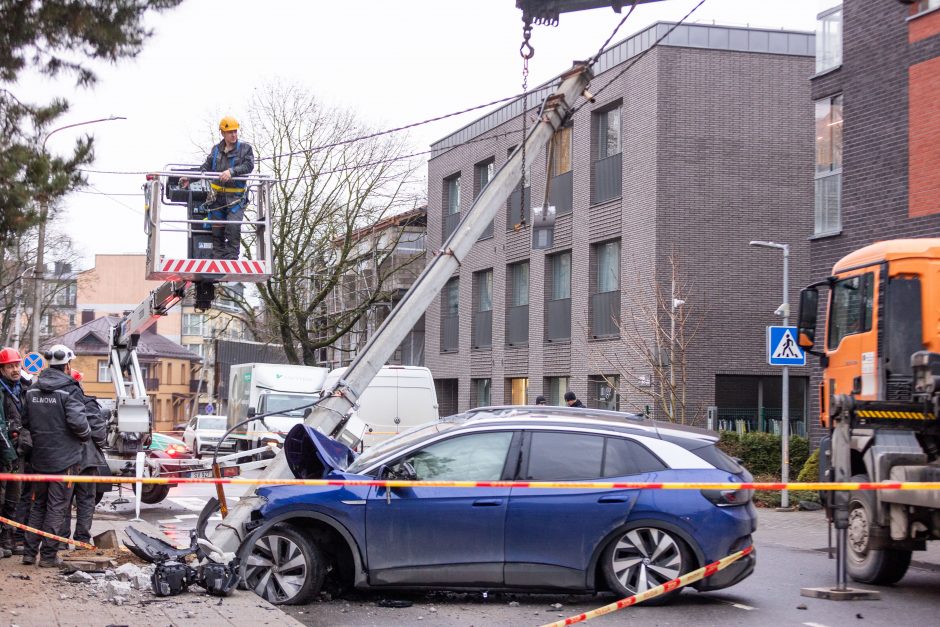 Vilniuje neblaivaus vairuotojo „Volkswagen“ rėžėsi į stulpą: keleivis – ligoninėje