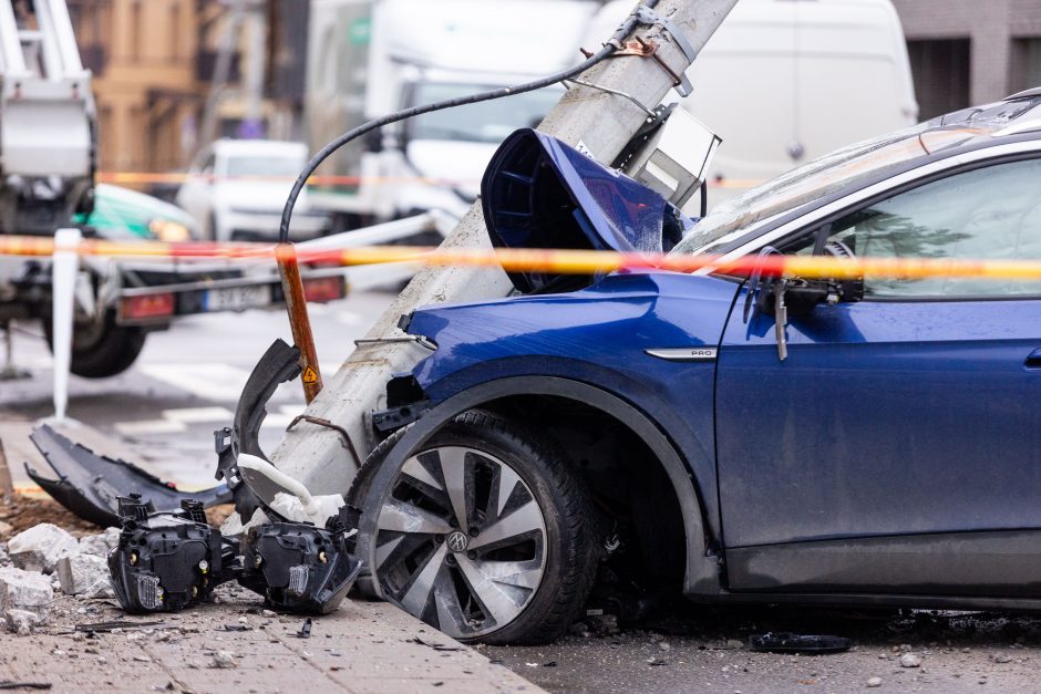 Vilniuje neblaivaus vairuotojo „Volkswagen“ rėžėsi į stulpą: keleivis – ligoninėje