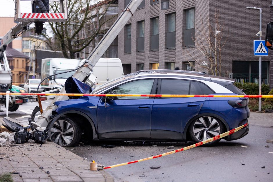 Vilniuje neblaivaus vairuotojo „Volkswagen“ rėžėsi į stulpą: keleivis – ligoninėje