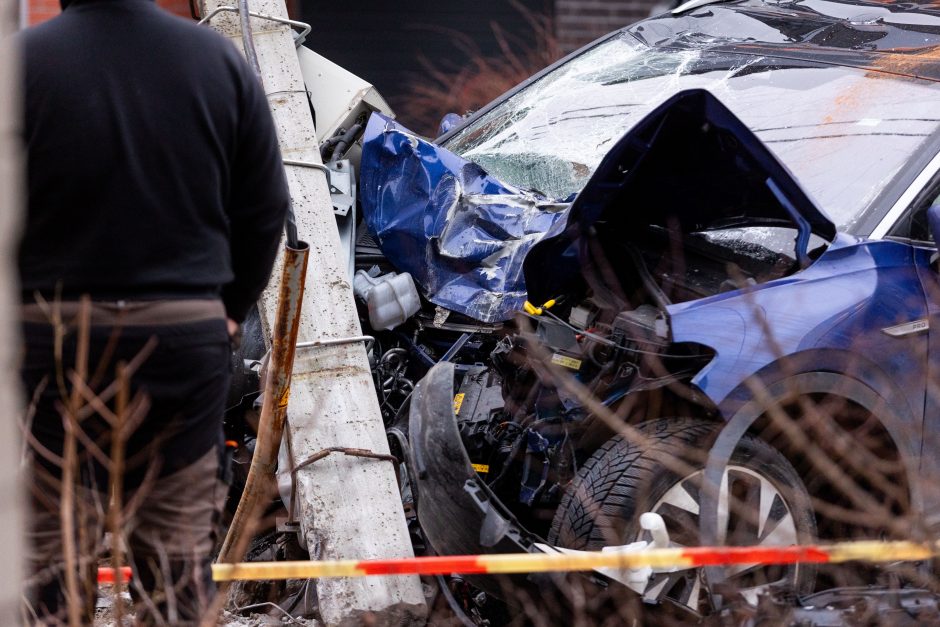 Vilniuje neblaivaus vairuotojo „Volkswagen“ rėžėsi į stulpą: keleivis – ligoninėje