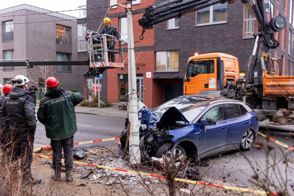 Vilniuje neblaivaus vairuotojo „Volkswagen“ rėžėsi į stulpą: keleivis – ligoninėje