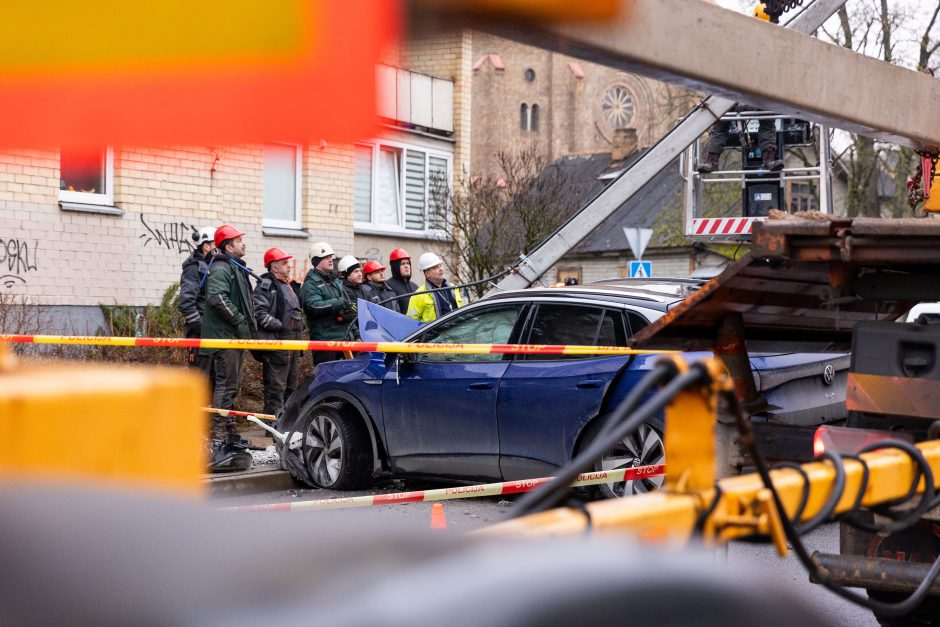 Vilniuje neblaivaus vairuotojo „Volkswagen“ rėžėsi į stulpą: keleivis – ligoninėje