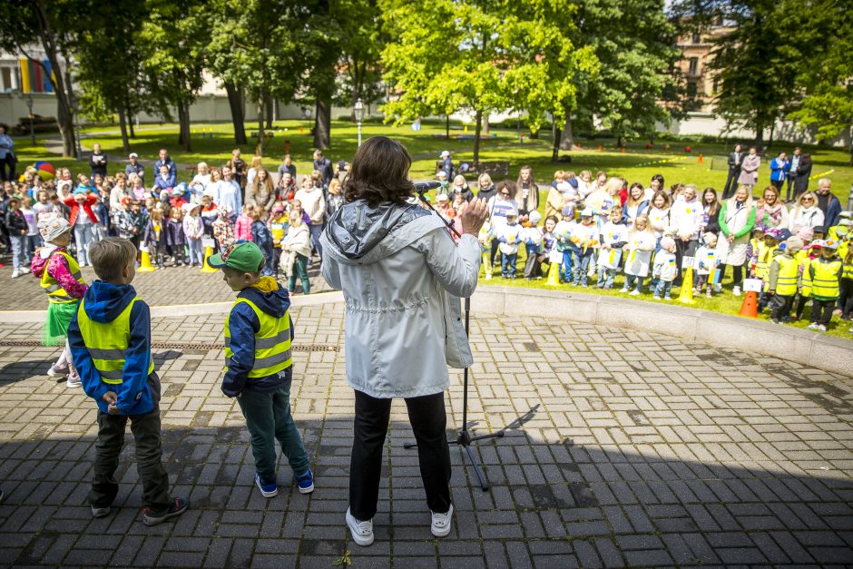 Olimpinis piknikas prezidentūros kiemelyje sportuoti subūrė šimtus vaikų