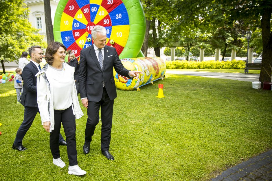 Olimpinis piknikas prezidentūros kiemelyje sportuoti subūrė šimtus vaikų