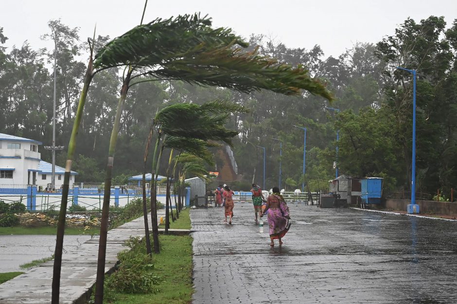 Meteorologai: ciklonas „Yaas“ pasiekė rytinę Indijos pakrantę