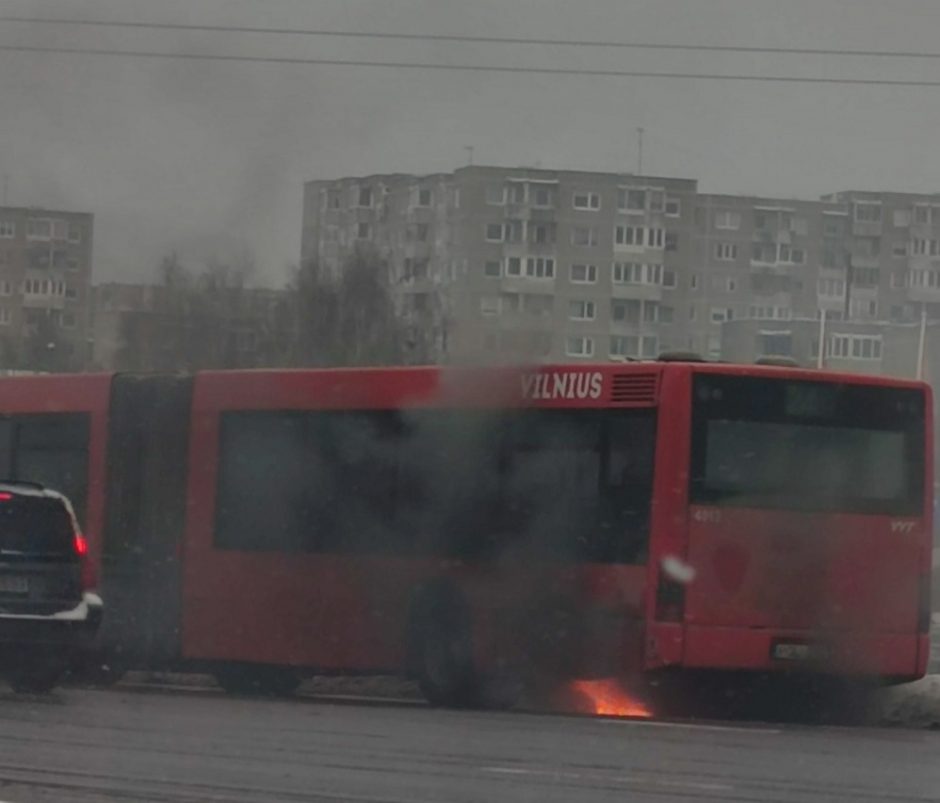 Sostinėje užsiliepsnojo miesto autobusas: skubiai išlaipinti keleiviai