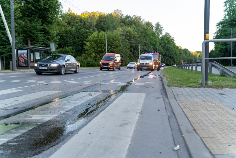 Tunelio gatvėje susidūrus automobiliams nukentėjo moteris