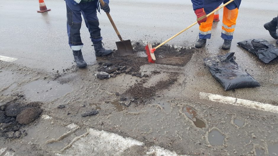 Prašo vairuotojų budrumo: kelyje gali atsiverti dešimtys duobių