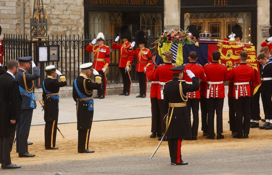 Prie Elizabeth II karsto pozavęs V. Putino sąjungininkas sukėlė pyktį: tai – nedovanotina