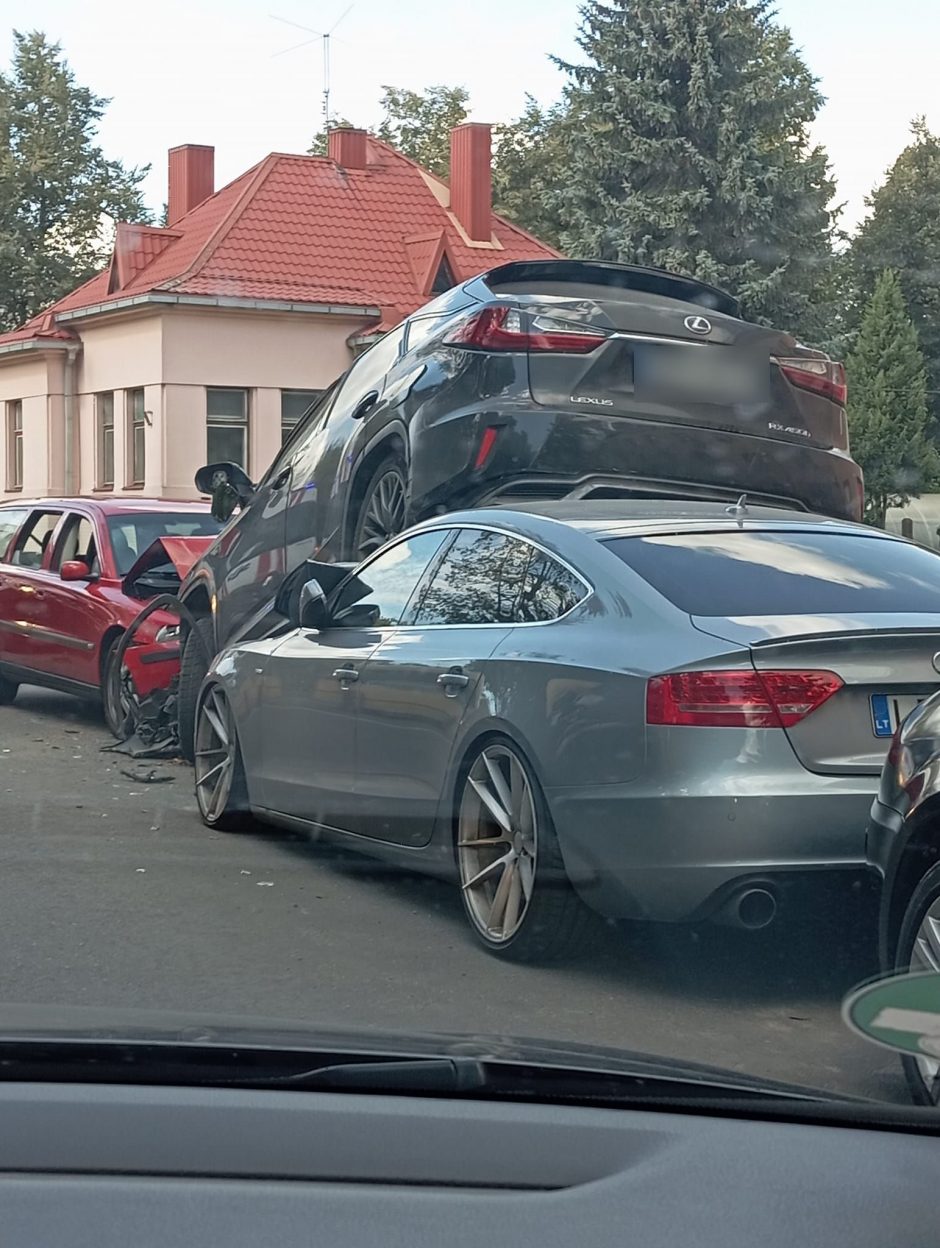 Neeilinė situacija Panevėžyje: po smūgio „Lexus“ kone užlėkė ant „Audi“ stogo