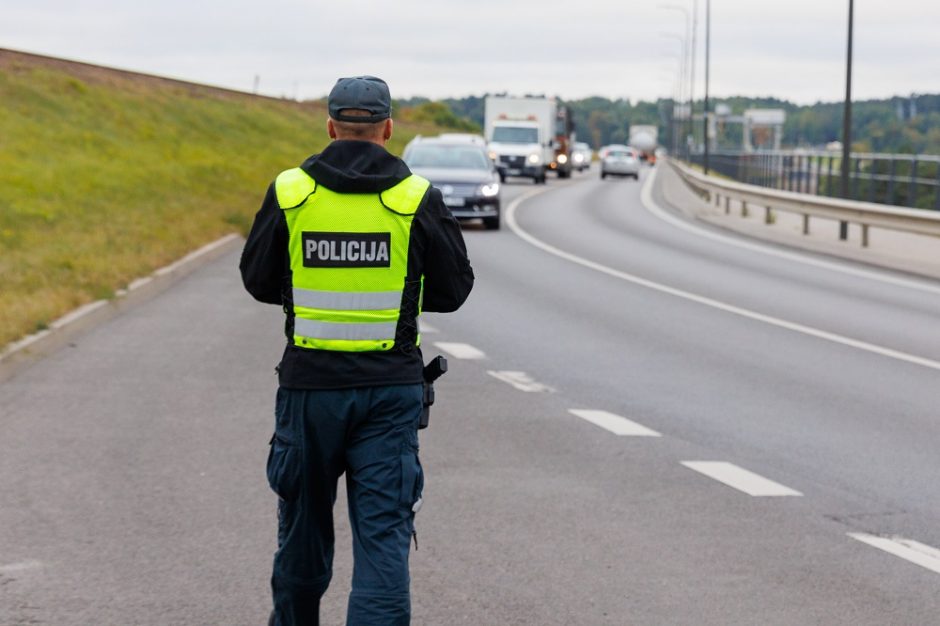 Kauno rajone į lengvąjį automobilį įsirėžus mikroautobusui medikų rankose atsidūrė keleivis