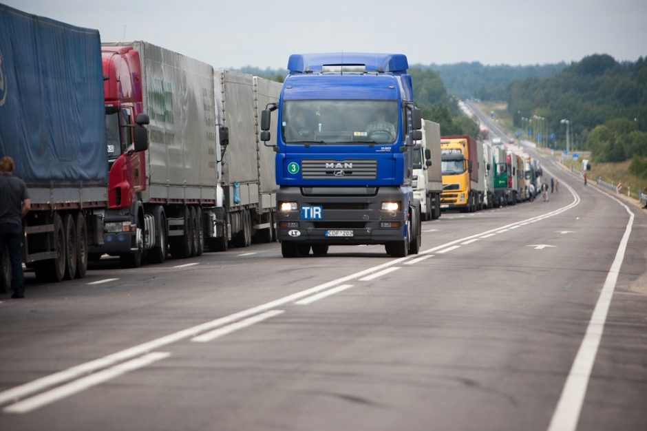 Verslas skeptiškai vertina siūlymą uždrausti vilkikų eismą į Rusiją