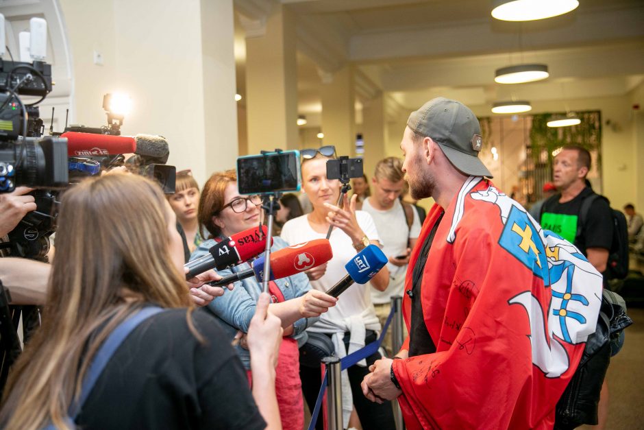 Per plauką į „Eurovizijos“ finalą nepatekęs J. Veklenko grįžo į Lietuvą