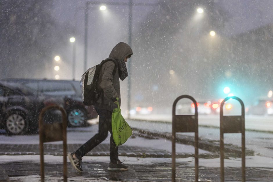 Sningant viešasis transportas Vilniuje vėluoja iki 50 minučių