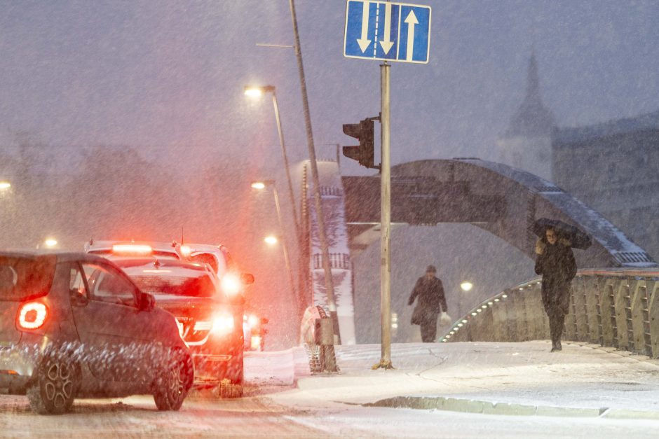 Sningant viešasis transportas Vilniuje vėluoja iki 50 minučių