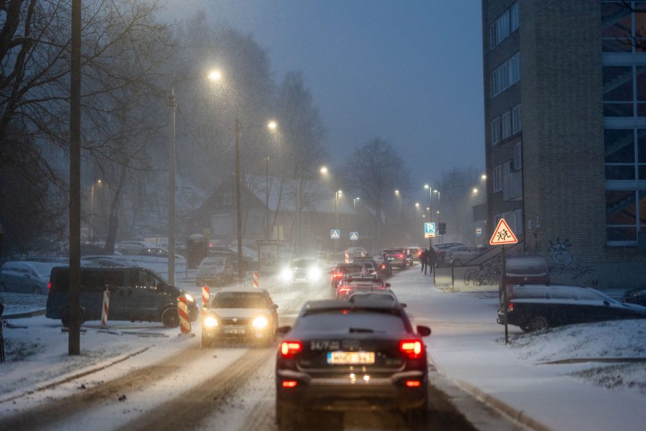 Sningant viešasis transportas Vilniuje vėluoja iki 50 minučių