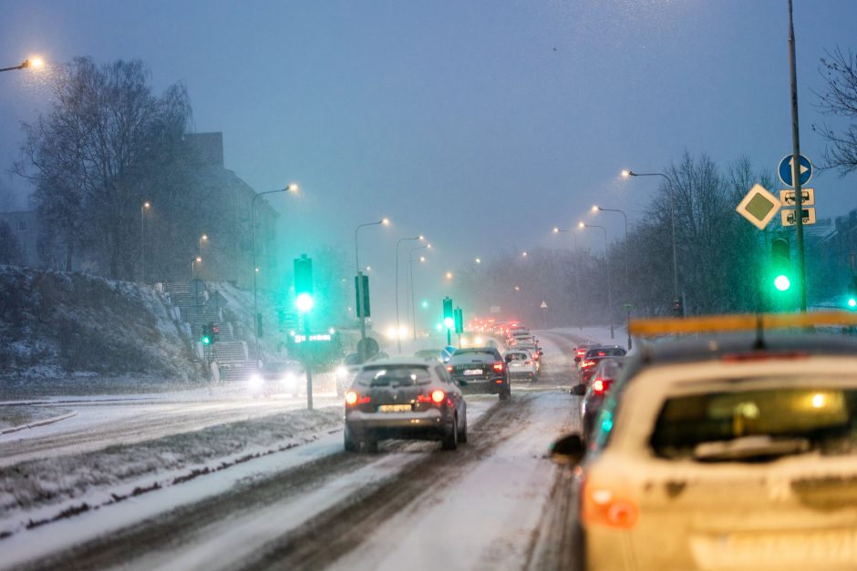 Sningant viešasis transportas Vilniuje vėluoja iki 50 minučių