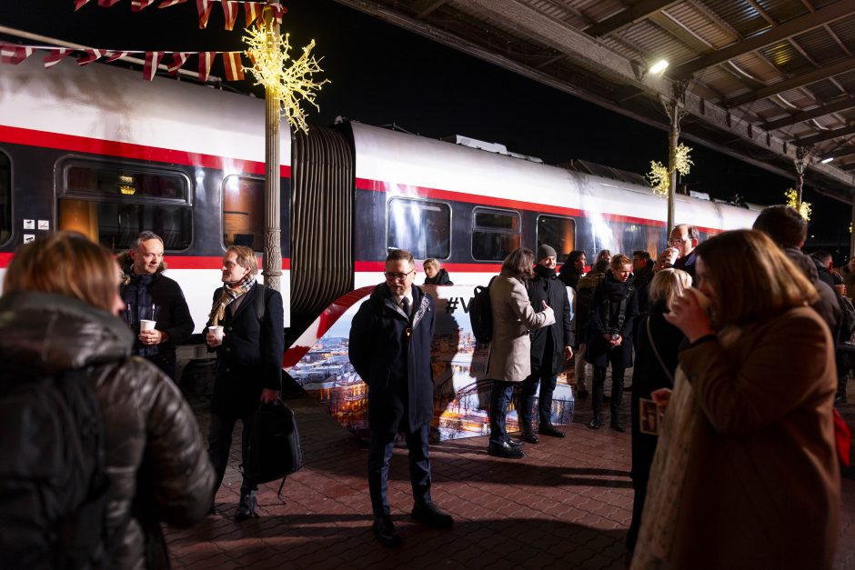 Iš sostinės išvyko pirmasis atnaujinto maršruto Vilnius–Ryga keleivinis traukinys