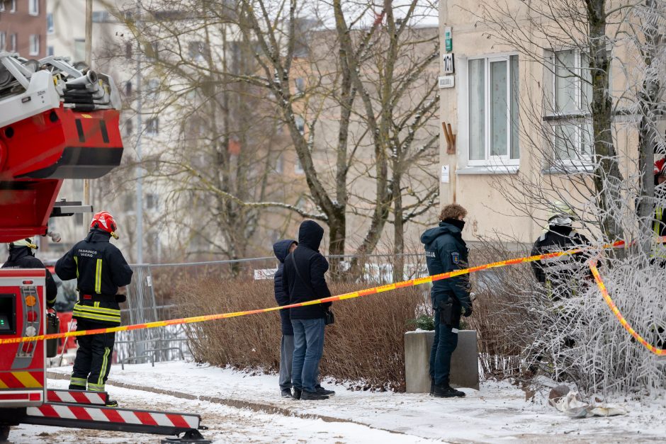 Policija pradėjo ikiteisminį tyrimą dėl gaisro Viršuliškių daugiabutyje