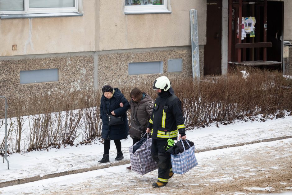 Policija pradėjo ikiteisminį tyrimą dėl gaisro Viršuliškių daugiabutyje