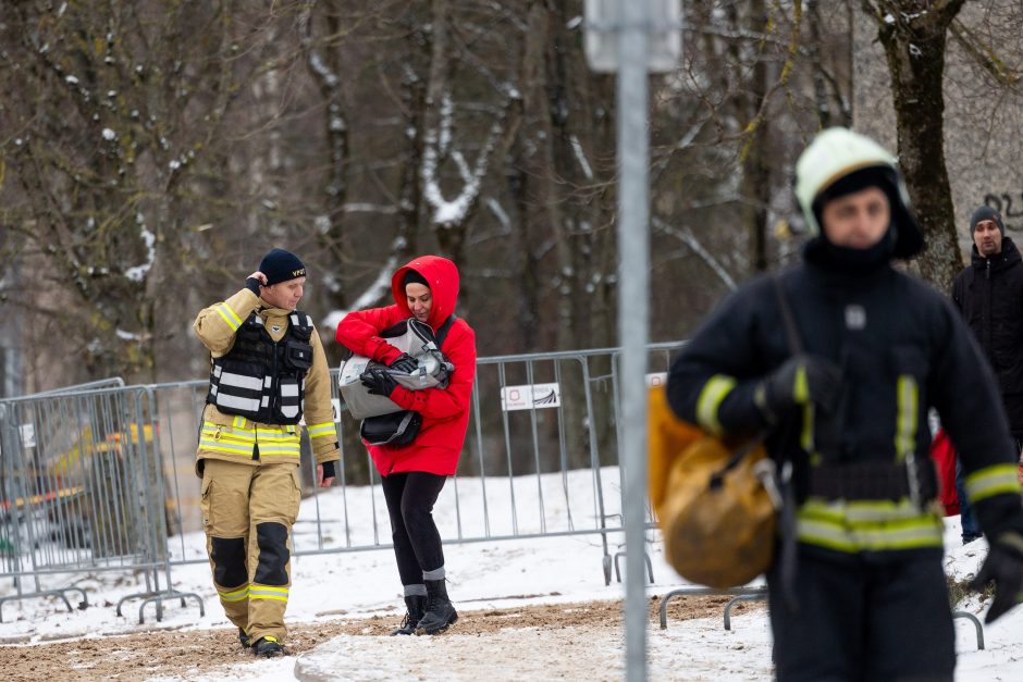 Policija pradėjo ikiteisminį tyrimą dėl gaisro Viršuliškių daugiabutyje