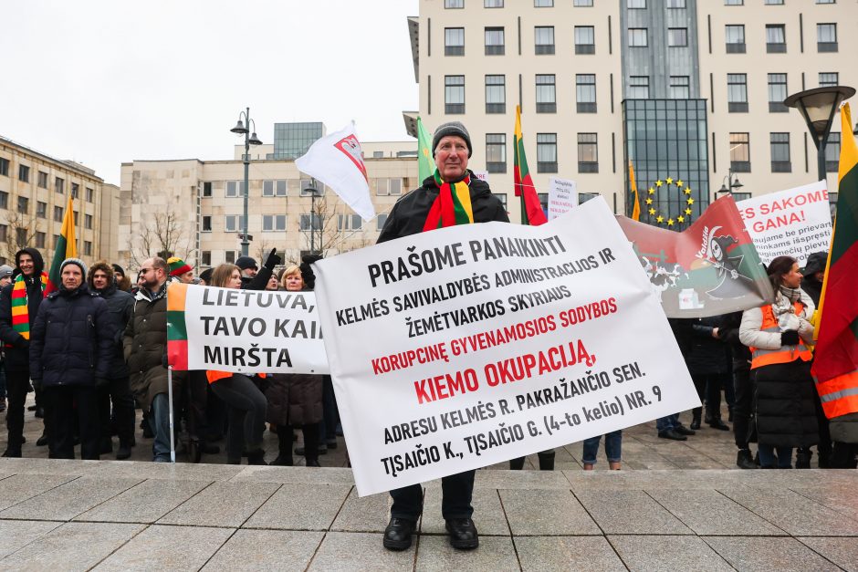 Žemdirbių protestas: skambūs šūkiai, „nubaubtas“ ministras, gaudžiantys traktorių signalai 