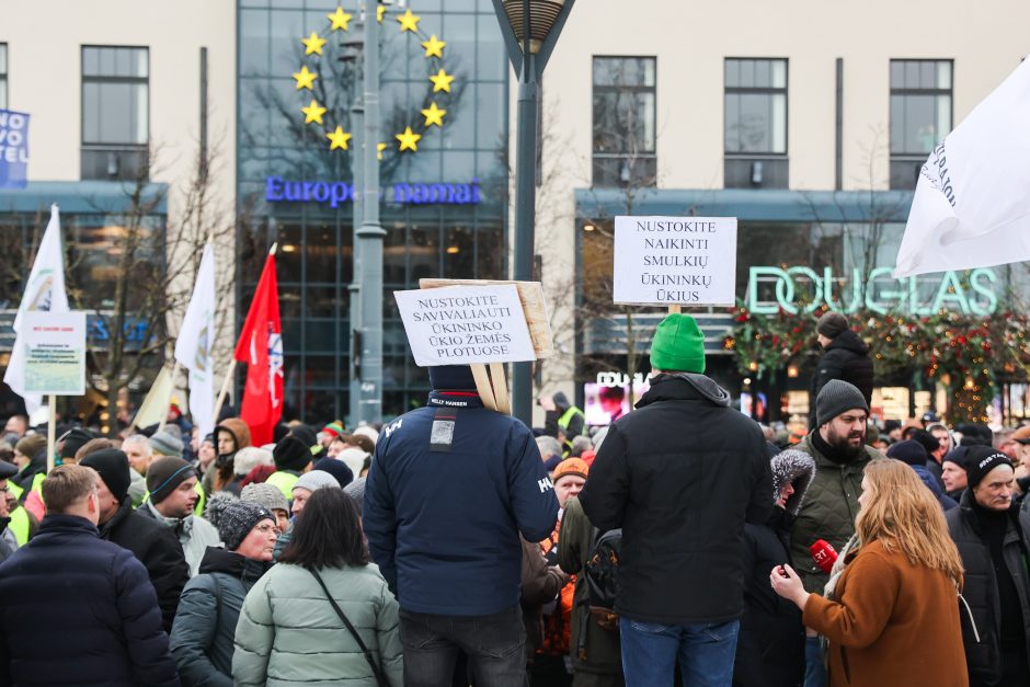 Žemdirbių protestas: skambūs šūkiai, „nubaubtas“ ministras, gaudžiantys traktorių signalai 