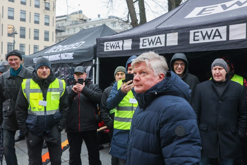 Žemdirbių protestas: skambūs šūkiai, „nubaubtas“ ministras, gaudžiantys traktorių signalai 