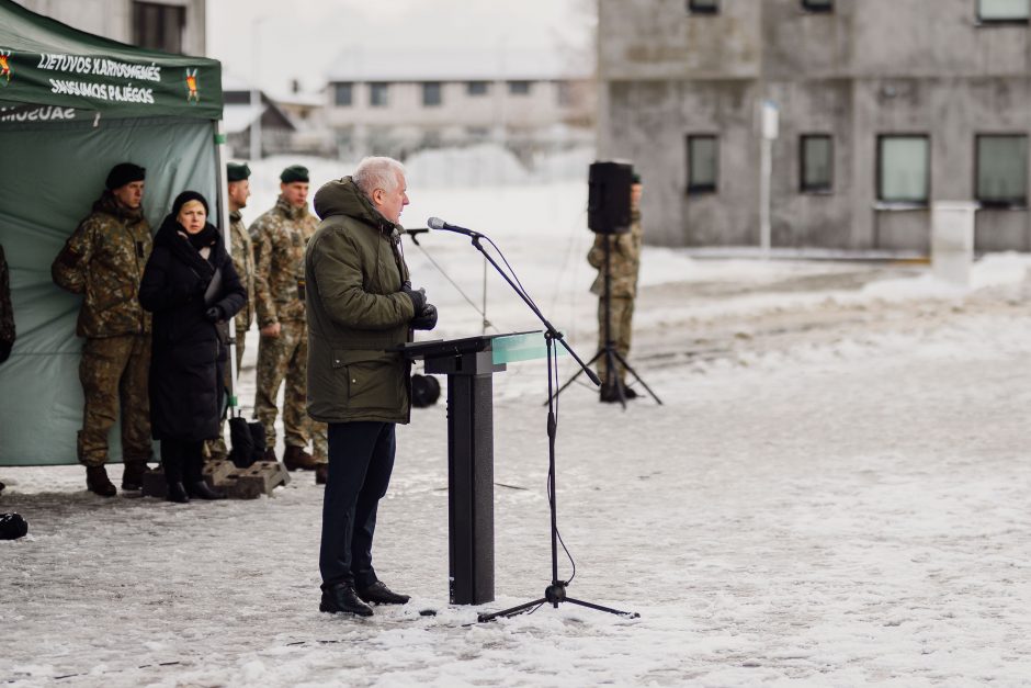 Ministras: buvę kariuomenės vadai galėtų būti geriau informuojami apie gynybos prioritetus