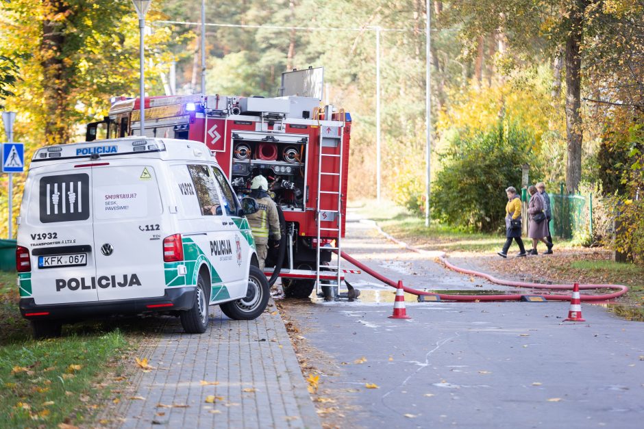 Vilniaus rajone užsiliepsnojo daugiabutis: gyventojai liko be pastogės (papildyta)