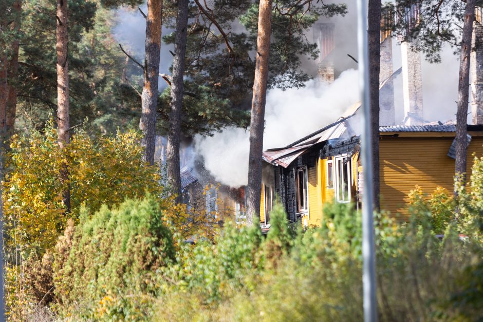 Vilniaus rajone užsiliepsnojo daugiabutis: gyventojai liko be pastogės (papildyta)