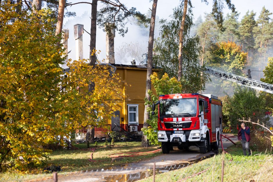 Vilniaus rajone užsiliepsnojo daugiabutis: gyventojai liko be pastogės (papildyta)