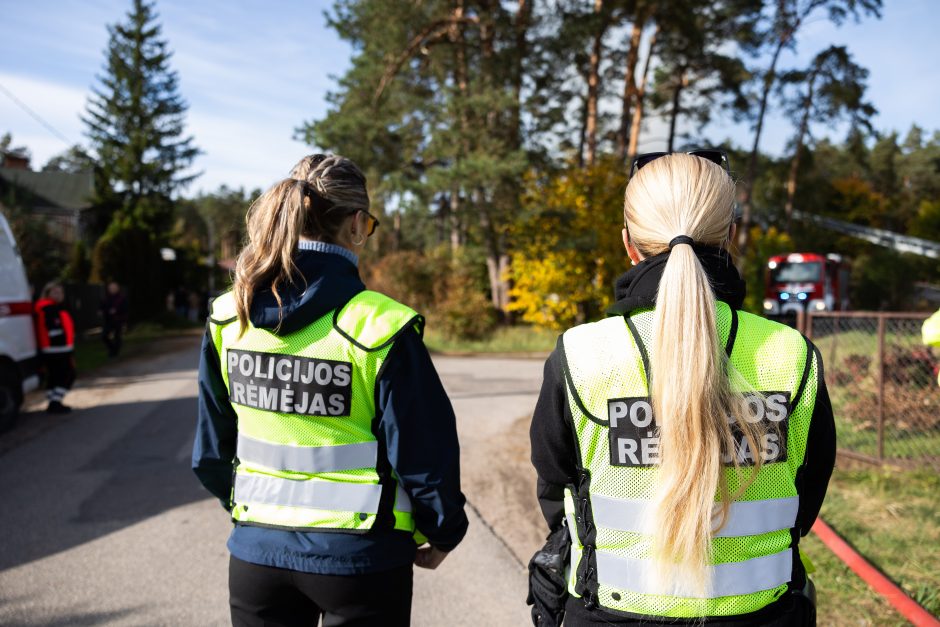 Vilniaus rajone užsiliepsnojo daugiabutis: gyventojai liko be pastogės (papildyta)