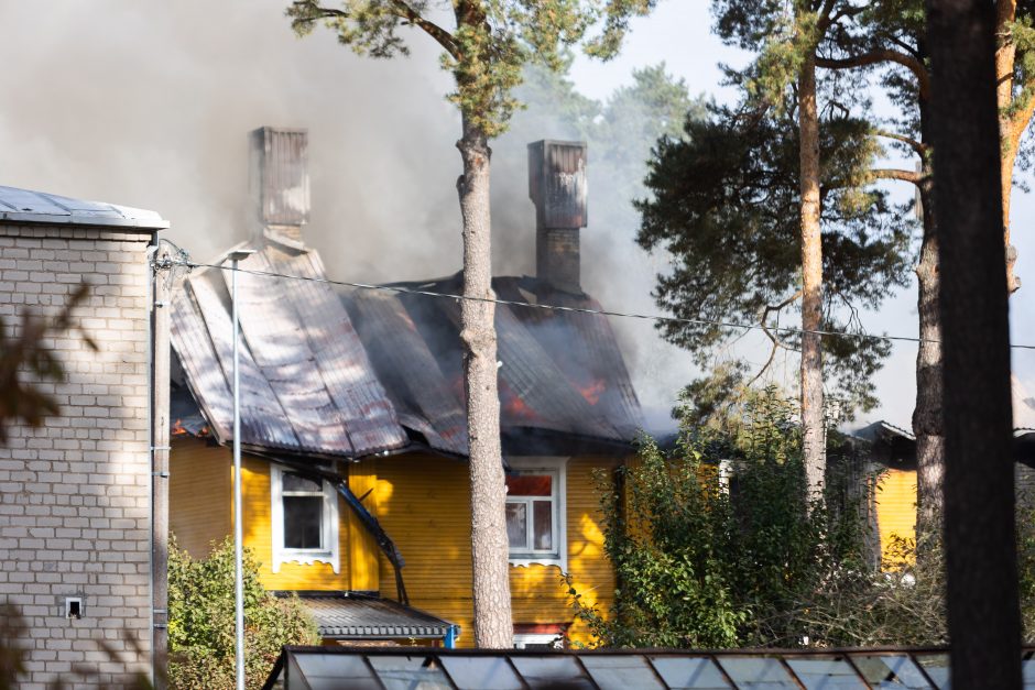 Vilniaus rajone užsiliepsnojo daugiabutis: gyventojai liko be pastogės (papildyta)