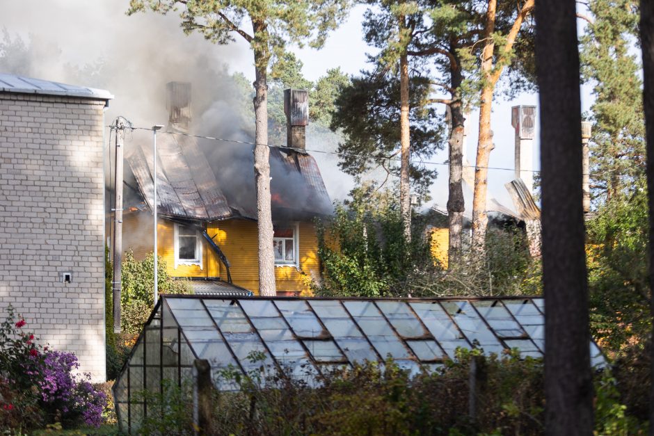 Vilniaus rajone užsiliepsnojo daugiabutis: gyventojai liko be pastogės (papildyta)