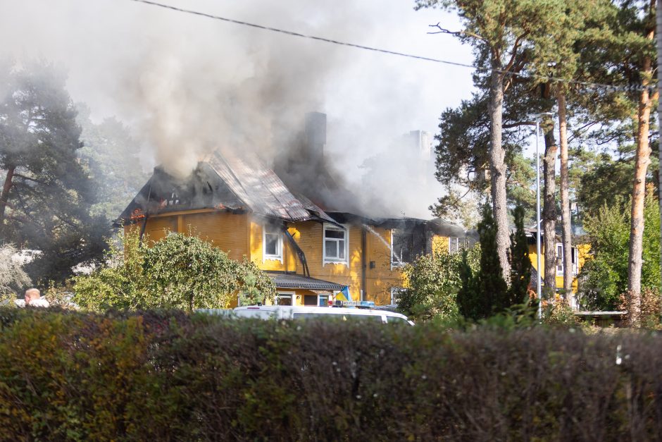 Vilniaus rajone užsiliepsnojo daugiabutis: gyventojai liko be pastogės (papildyta)