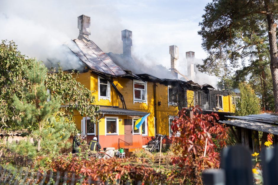 Vilniaus rajone užsiliepsnojo daugiabutis: gyventojai liko be pastogės (papildyta)