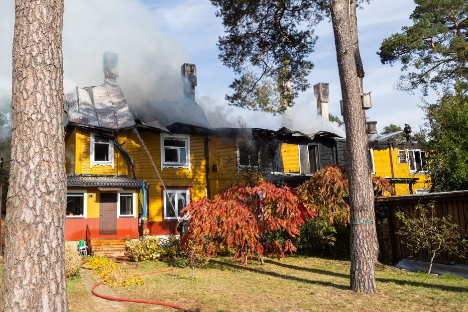 Vilniaus rajone užsiliepsnojo daugiabutis: gyventojai liko be pastogės (papildyta)