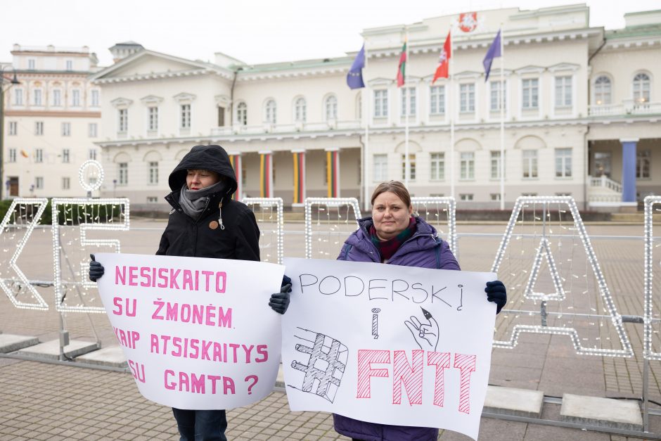 Prie Prezidentūros – protestas dėl Poderskio: „Nesiskaito su žmonėmis, kaip atsiskaitys su gamta?“ 