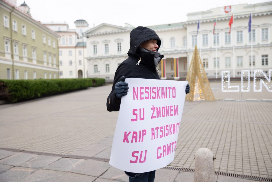 Prie Prezidentūros – protestas dėl Poderskio: „Nesiskaito su žmonėmis, kaip atsiskaitys su gamta?“ 