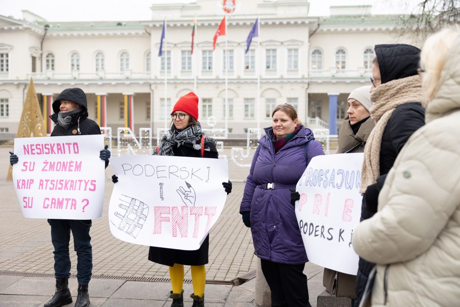 Prie Prezidentūros – protestas dėl Poderskio: „Nesiskaito su žmonėmis, kaip atsiskaitys su gamta?“ 