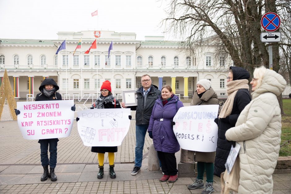 Prie Prezidentūros – protestas dėl Poderskio: „Nesiskaito su žmonėmis, kaip atsiskaitys su gamta?“ 