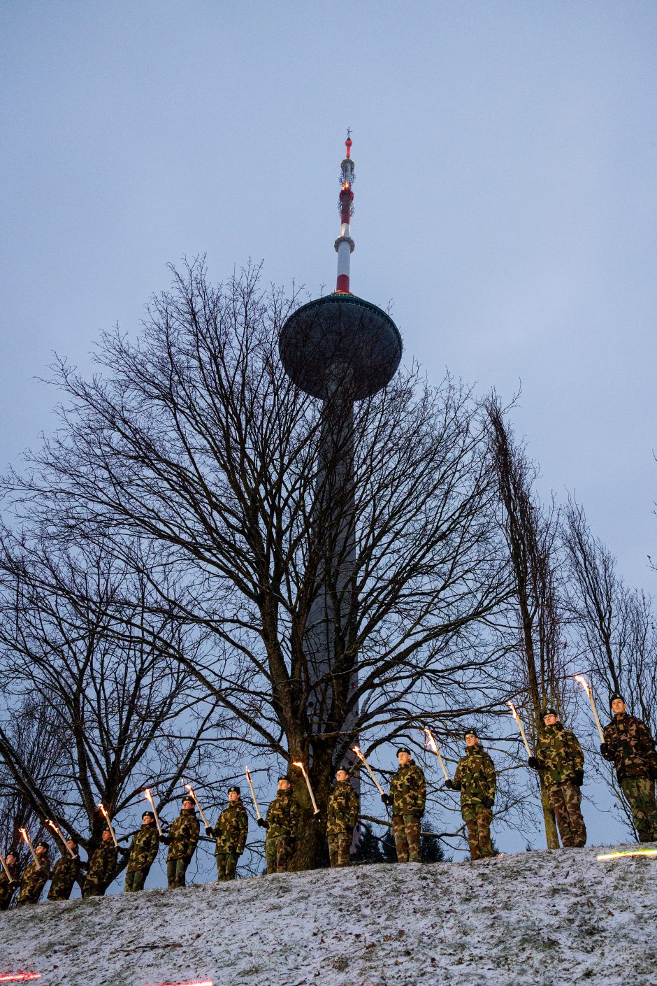 Prie Vilniaus televizijos bokšto uždegtas laužas: per šimtą žmonių pagerbė Sausio 13-osios aukas