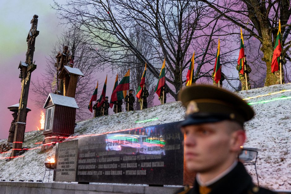 Prie Vilniaus televizijos bokšto uždegtas laužas: per šimtą žmonių pagerbė Sausio 13-osios aukas