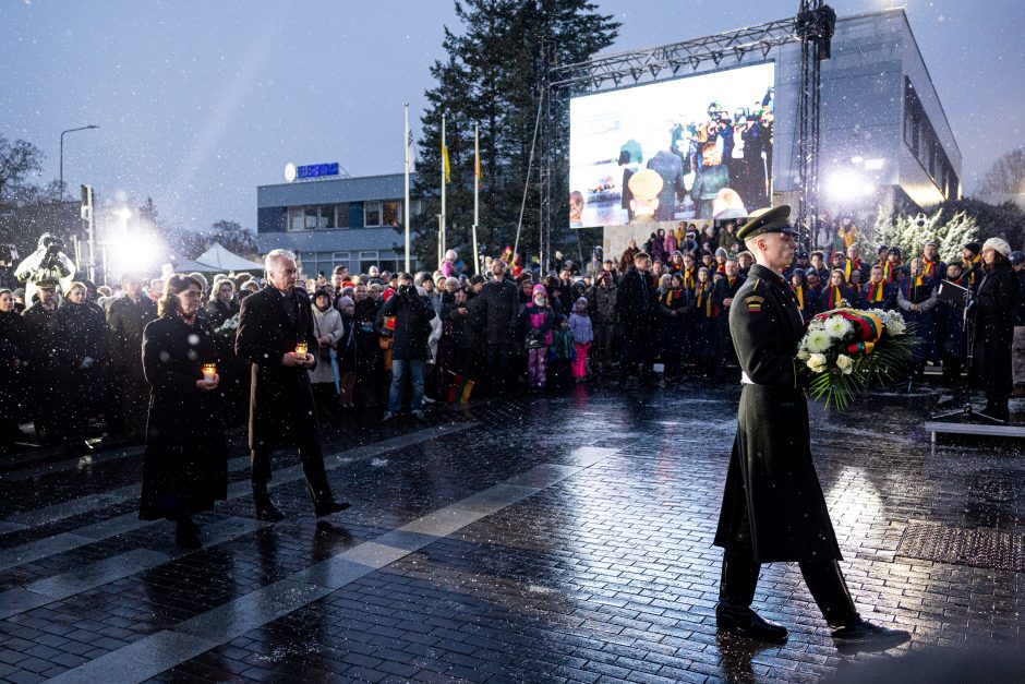 Prie Vilniaus televizijos bokšto uždegtas laužas: per šimtą žmonių pagerbė Sausio 13-osios aukas