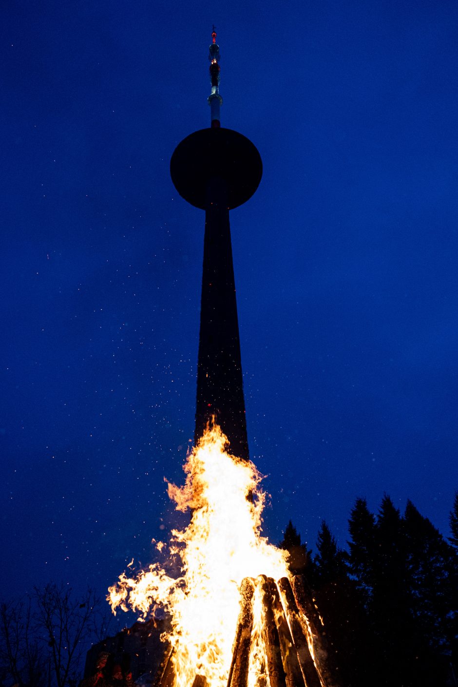 Prie Vilniaus televizijos bokšto uždegtas laužas: per šimtą žmonių pagerbė Sausio 13-osios aukas