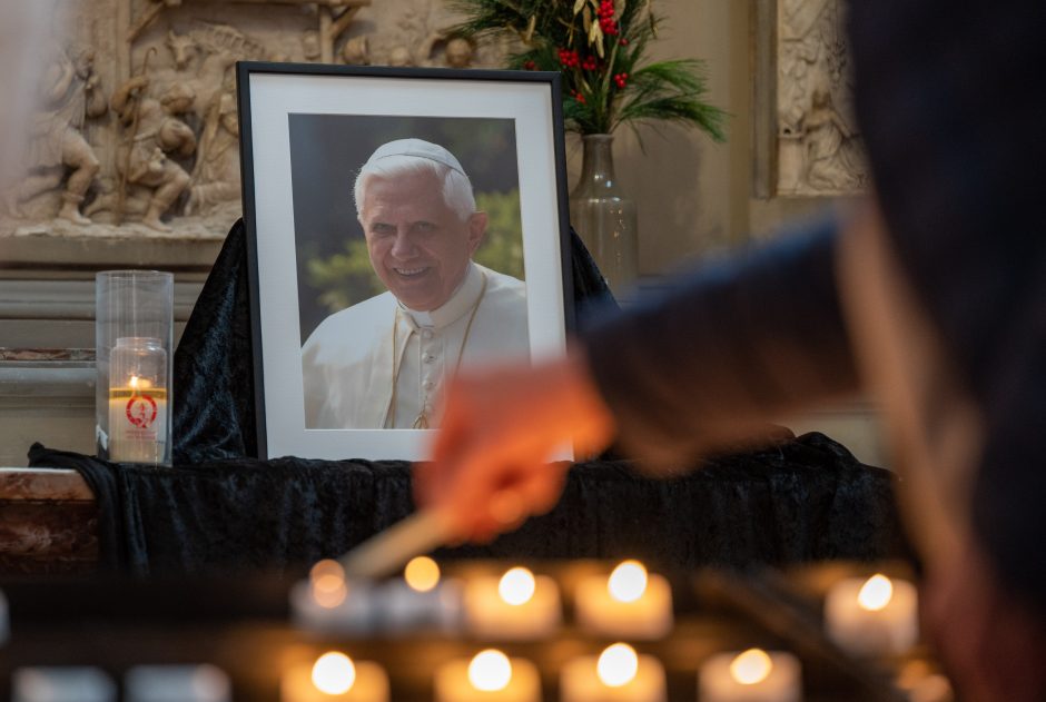 Vatikane susirinkę tikintieji išreiškė liūdesį ir susižavėjimą Benediktu XVI